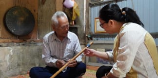 Già làng Trần Văn Phúc vẫn say mê với những nhạc cụ truyền thống của đồng bào Bru-Vân Kiều.