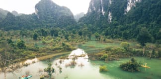 Du khách trải nghiệm chèo kayak và sup tại khu vực ngập nước Hung Trâu.