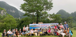 Du khách hào hứng khám phá, trải nghiệm tour du lịch gắn với đời sống văn hóa người Bru-Vân Kiều ở Quảng Bình.
