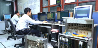  Xử lý kỹ thuật tại phòng Truyền dẫn Trung tâm VNPT Hà Nội. Ảnh tư liệu: Minh Quyết/TTXVN