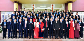 Tập thể cơ quan BHXH tỉnh chụp ảnh lưu niệm cùng lãnh đạo đơn vị qua các thời kỳ.