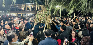 Điểm nhấn của lễ hội là nghi thức đập trống.
