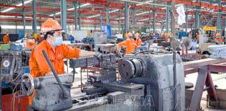 Công nhân lao động mong muốn tăng lương tối thiểu vùng để cải thiện mức sống. Ảnh: TTXVN
