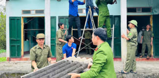 Tuổi trẻ Công an tỉnh chung tay hỗ trợ xóa nhà tạm, nhà dột nát trên địa bàn tỉnh.