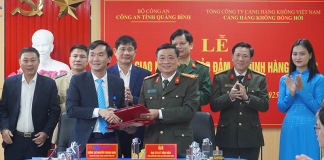 Đại diện lãnh đạo Công an tỉnh và cảng hàng không Đồng Hới ký kết biên bản bàn giao. 