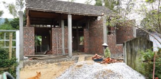 Ngôi nhà của bà Trần Thị Quý ở thôn Linh Cận Sơn, xã Quảng Sơn đang được xây dựng phần tường bao.