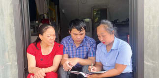 Các nhân viên thu BHXH tích cực “đi từng ngõ, gõ từng nhà” để tuyên truyền về chính sách BHXH tự nguyện.