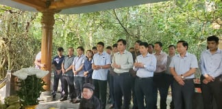 Lễ dâng hương tại đền thờ thác Bụt, xã Yên Hóa, Minh Hóa.