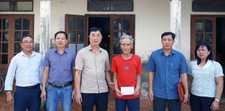Lãnh đạo huyện Quảng Ninh thăm hỏi, động viên các gia đình có công với cách mạng được hỗ trợ xây dựng và sửa chữa nhà ở.