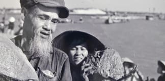 Người dân Đồng Hới góp đá thi công cầu Dài, năm 1973.      Ảnh: Tư liệu