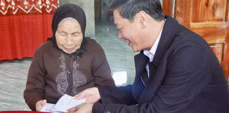 Lãnh đạo huyện Bố Trạch thăm, tặng quà Bà mẹ Việt Nam anh hùng.