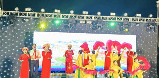 Chương trình văn nghệ gây quỹ xóa nhà tạm, nhà dột nát là điểm nổi bật của Mặt trận các cấp huyện Bố Trạch.