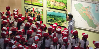 Các em thiếu nhi háo hức tìm hiểu không gian trưng bày văn hóa các dân tộc thiểu số tại Bảo tàng Tổng hợp tỉnh.