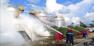 Lực lượng phòng cháy, chữa cháy thực hiện các nội dung diễn tập. Ảnh Hồng Ninh/TTXVN