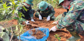 Hài cốt liệt sĩ được phát hiện ở độ sâu 1m với nhiều di vật kèm theo. Ảnh: TTXVN phát
