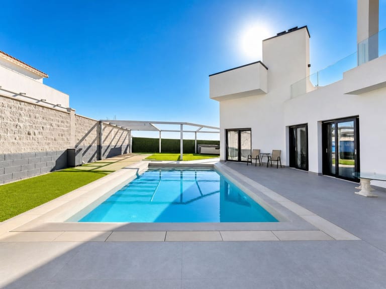 Privézwembad met tuin en terras bij een villa