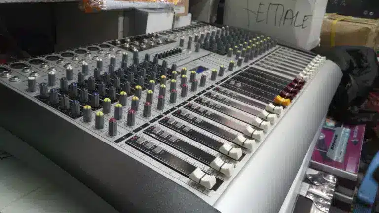 Audio Mixer 16 channels - Image 1