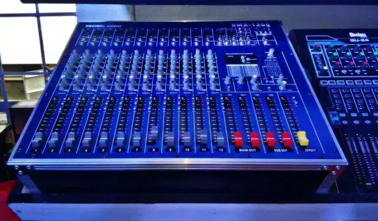 Audio powered Mixer With Case - Image 1