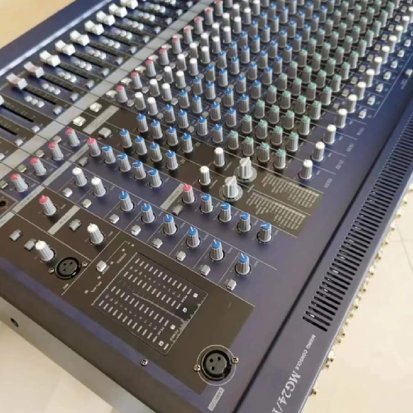 Yamaha MG24/14FX Analog Mixing Console - Image 1