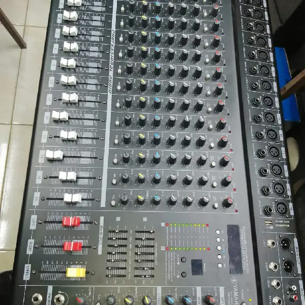 PMX 1608DU 16-Channel Powered Mixer - Image 2