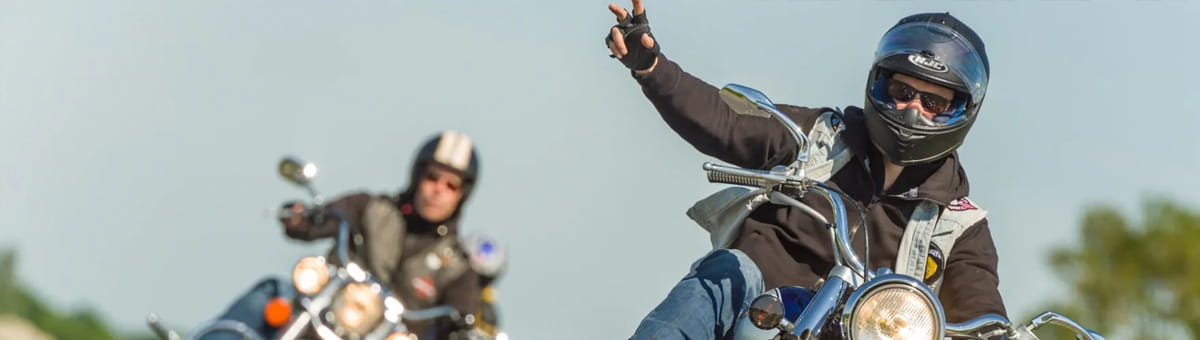 Motorrijder groet een andere motorrijder