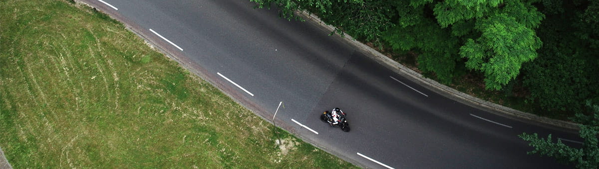 Toerbeeld in bochtig en bossig gebied