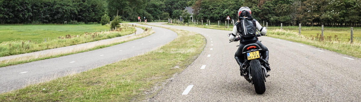 Motorrijder neemt een flauwe bocht