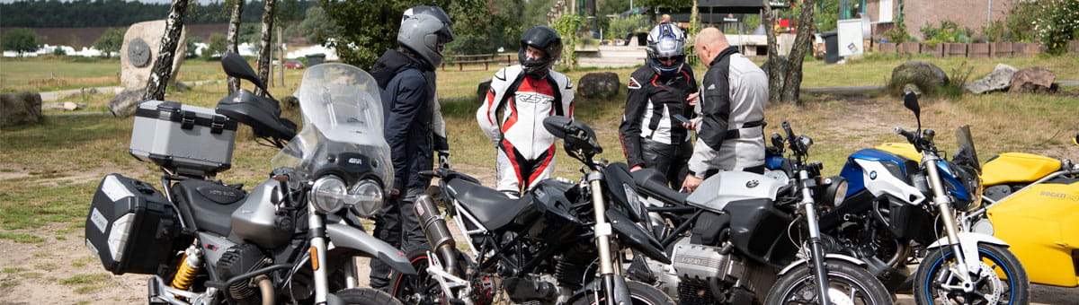 Vier motoren geparkeerd naast elkaar