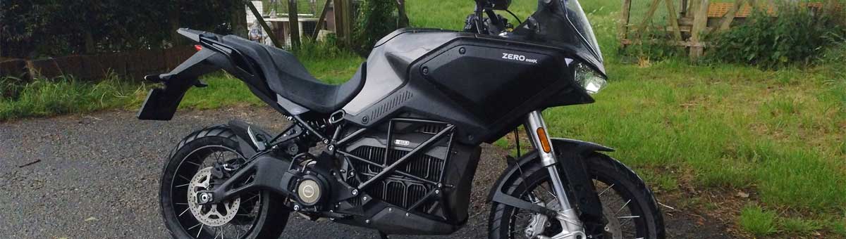 ZERO DSR/X geparkeerd aan de rand van een weiland