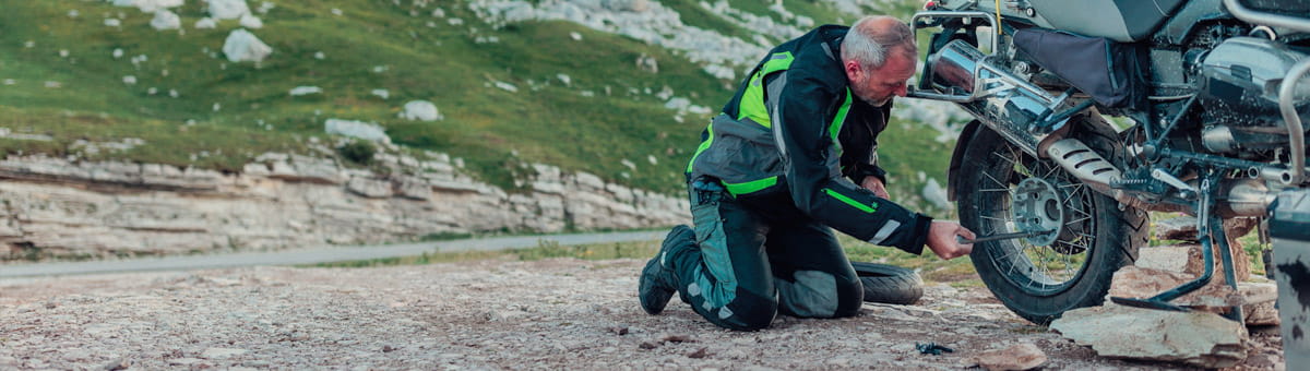 Motor staat met pech op de weg