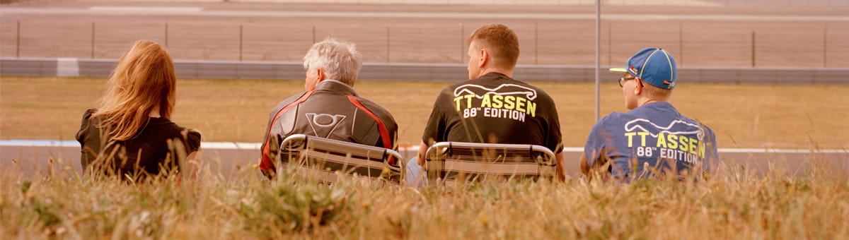 Familie zit in de berm naast het TT-circuit in Assen