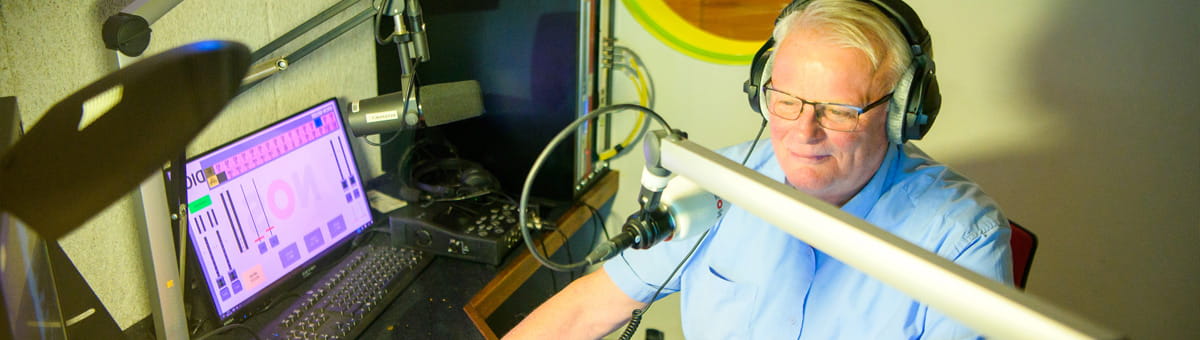 Hans van Loozenoord achter de microfoon in een uitzending