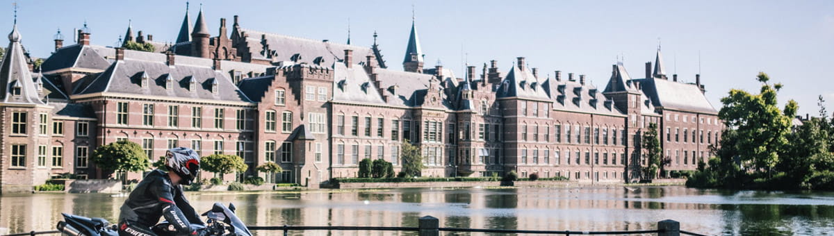 De Hofvijver in Den Haag met motor op de voorgrond