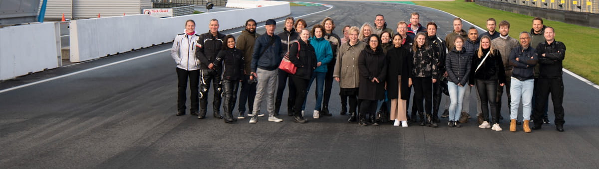 Het team van KNMV verzekeringen staat op het TT Circuit in Assen