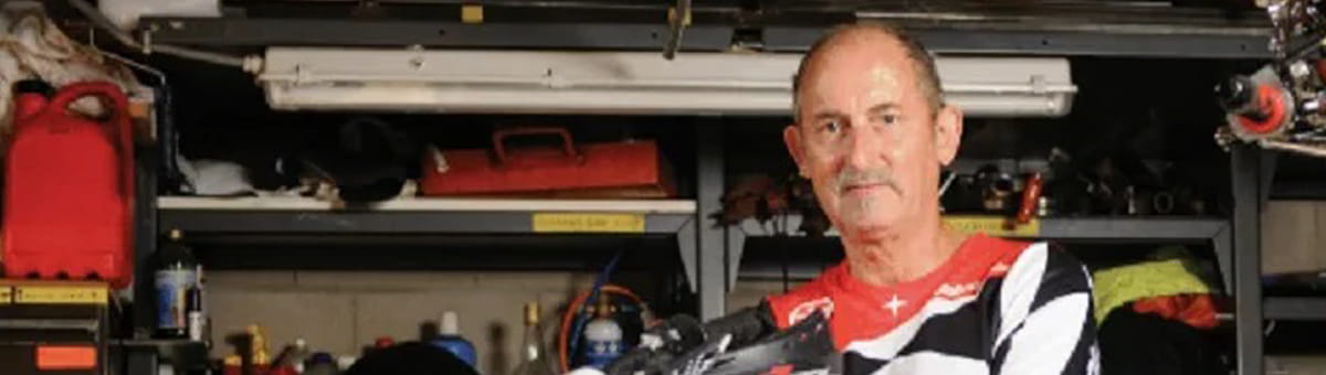 Henk Memelink staat achter een crossmotor