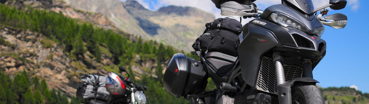 Twee motoren geparkeerd bij een bergmeer