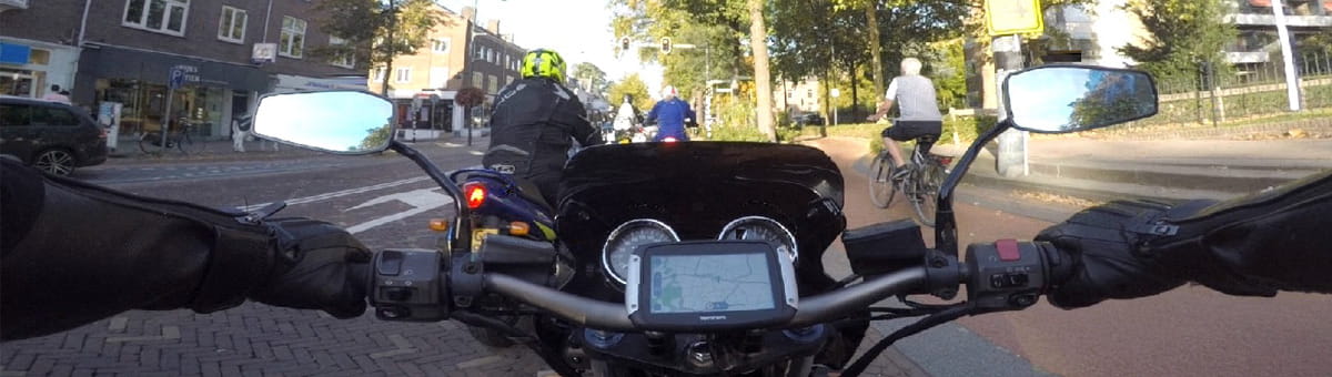 Motorrijder kijkt naar snelheidsmeter