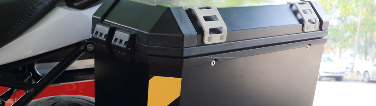 Een bagagekoffer aan de zijkant van een motor