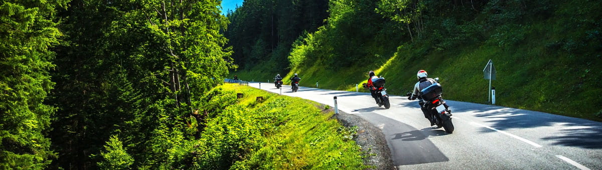 Motoren nemen een bocht in een groen berglandschap