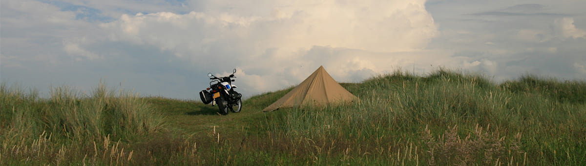 Motor met een tentje op een campeerveld