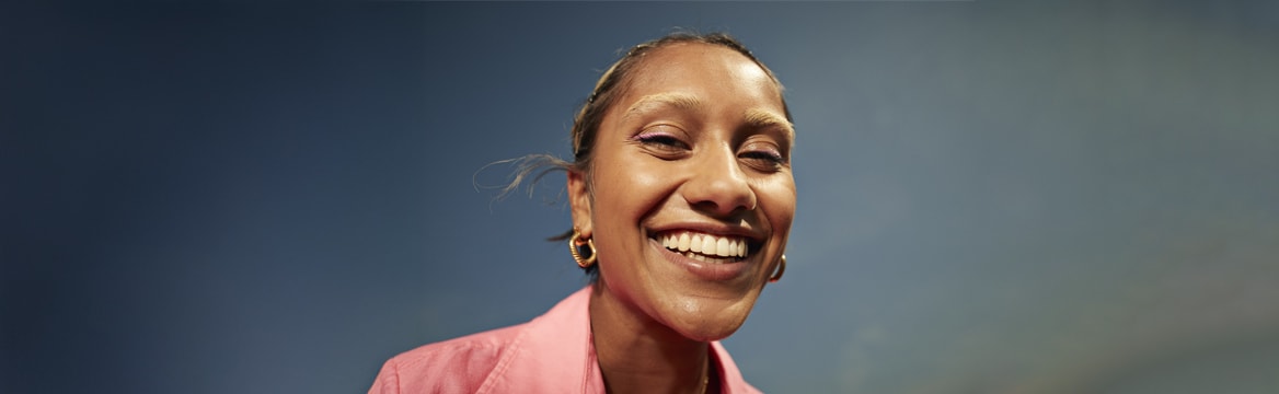 lanchende vrouw kijkt in de camera