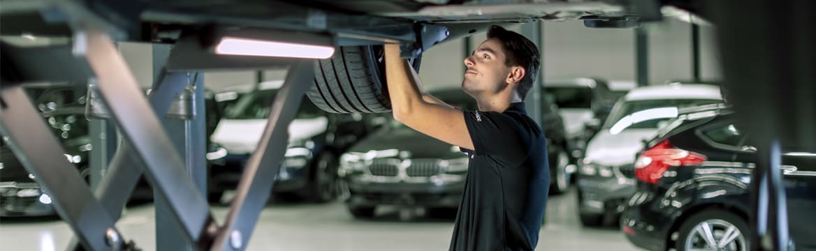 monteur werkt aan auto in garage