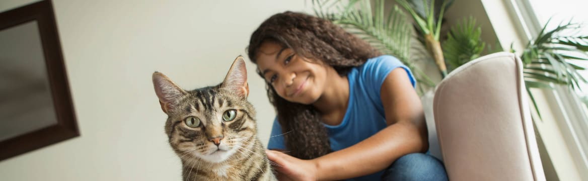 meisje met kat op de bank