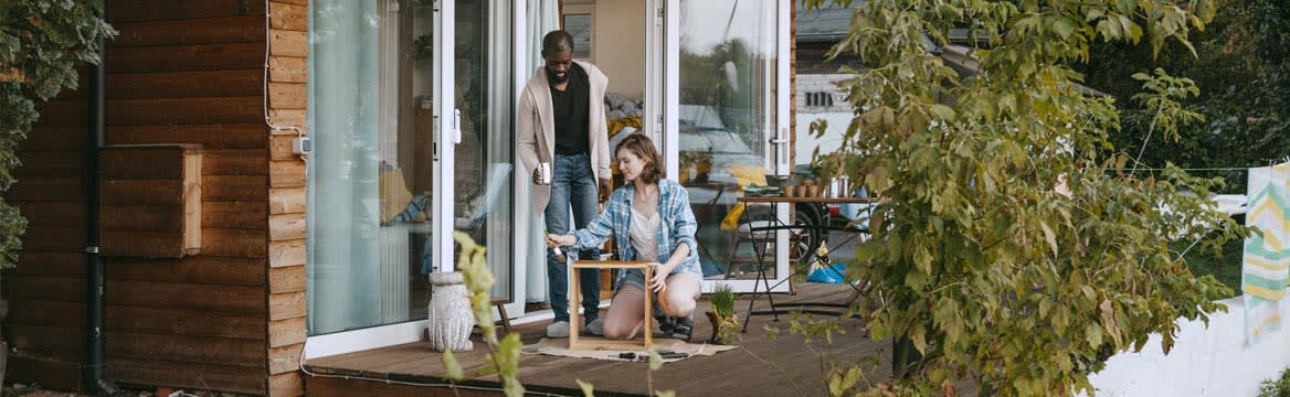 Man en vrouw klussen voor hun tiny house