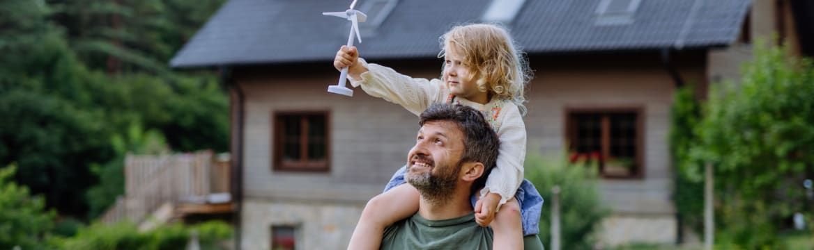 man met kind voor duurzaam huis