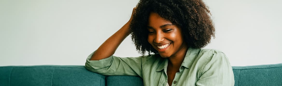 vrouw lachend achter laptop