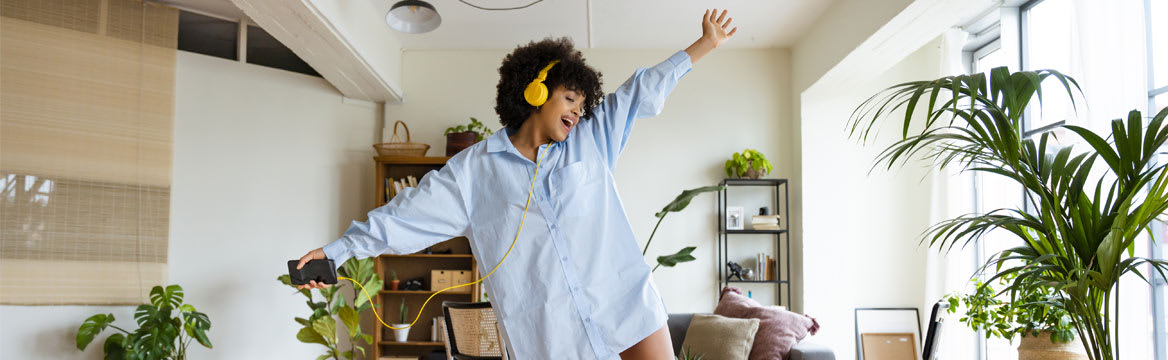 vrouw danst in de woonkamer