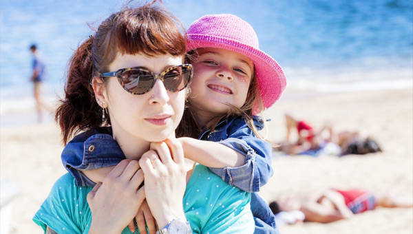 Vrouw met kind op het strand