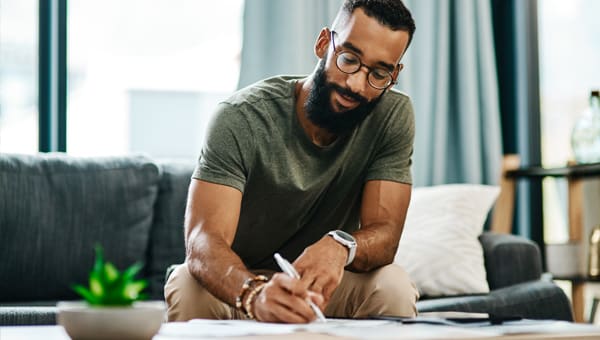Man op bank met een pen