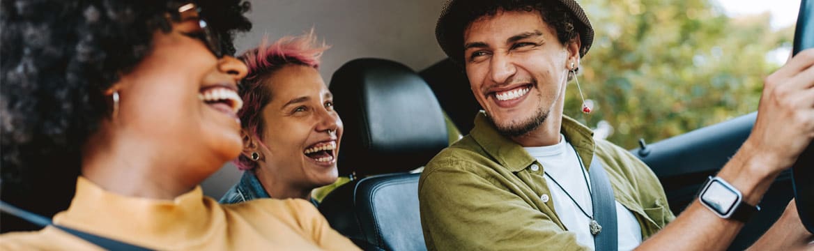 jonge mensen lachend in de auto
